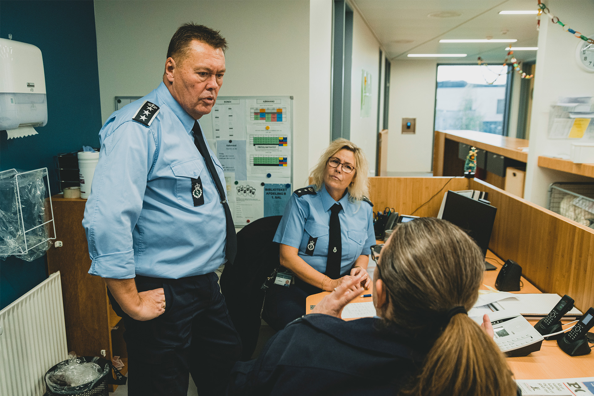 Michael Gjørup snakker med sine medarbejdere