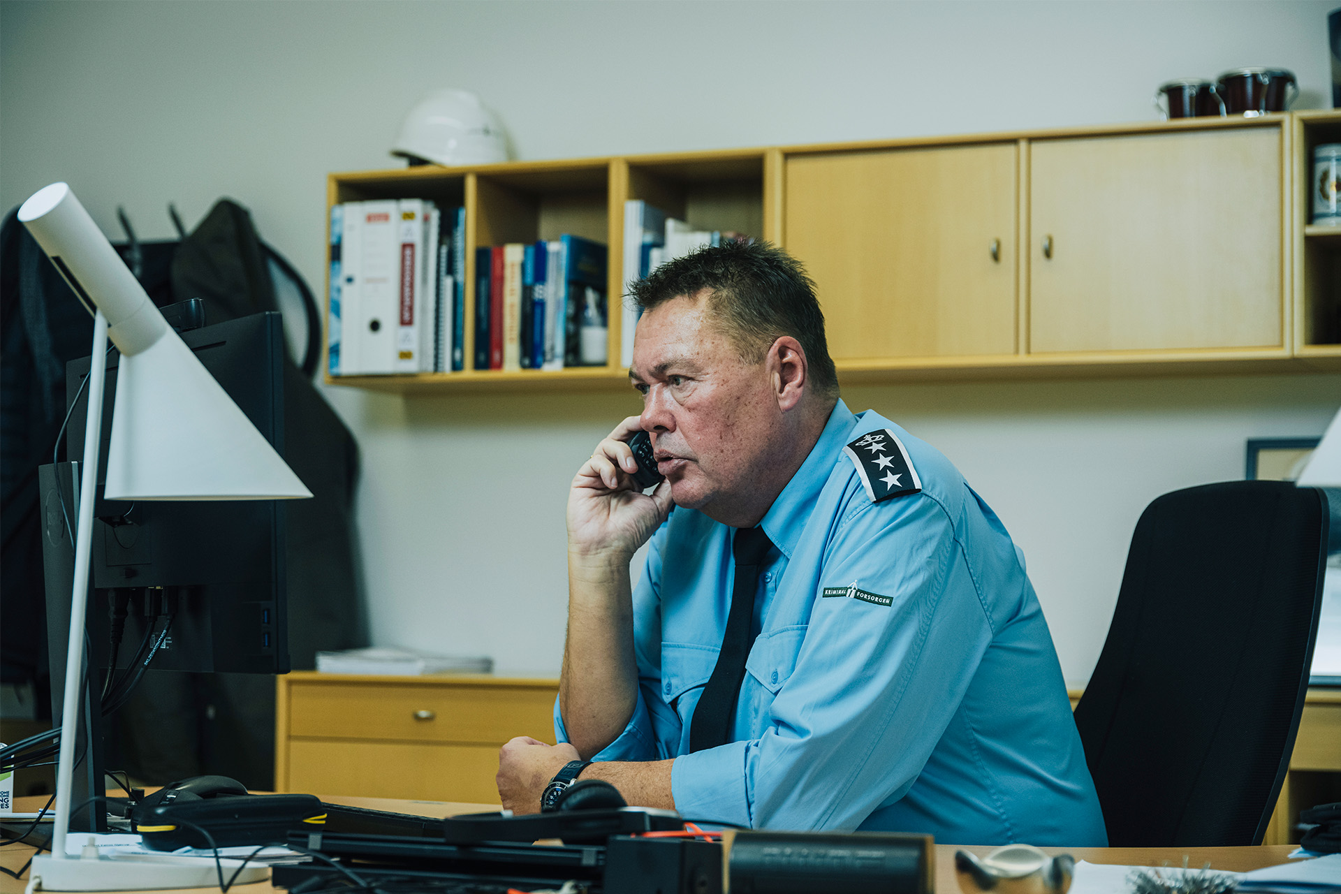 Michael Gjørup sidder på sit kontor og snakker i telefon