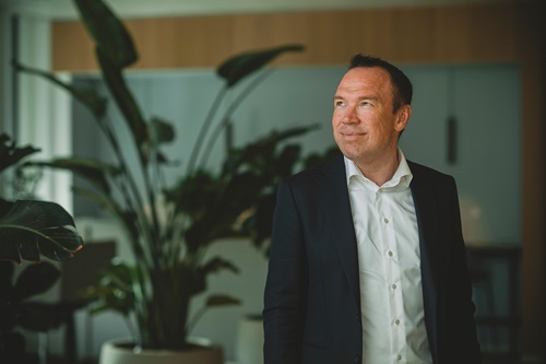 Michael Hansen på skuer ud i horisonten