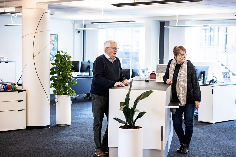 Ilse Møller og Lars Hansen står i Middelfart Sparekasse