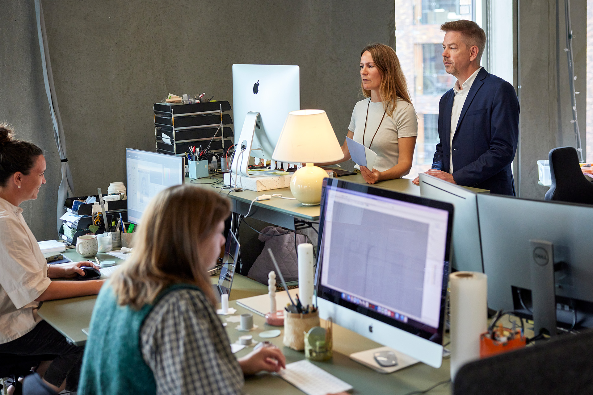 Mikkel Grene og medarbejdere på Søstrene Grenes kontor