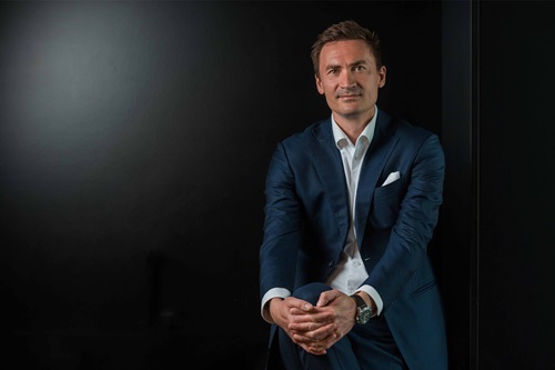 Mikkel Severin sidder foran en sort baggrund