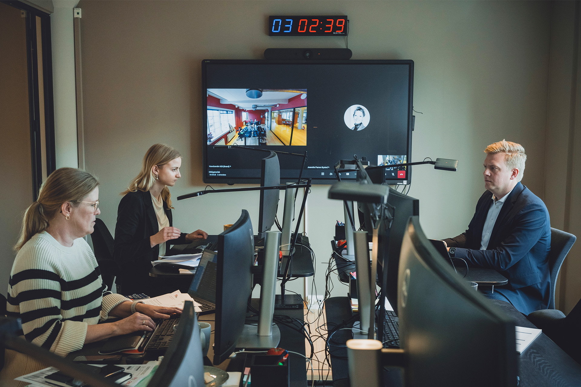 Medarbejdere hos Molt Wengel sidder og arbejder intensivr med pomodoro