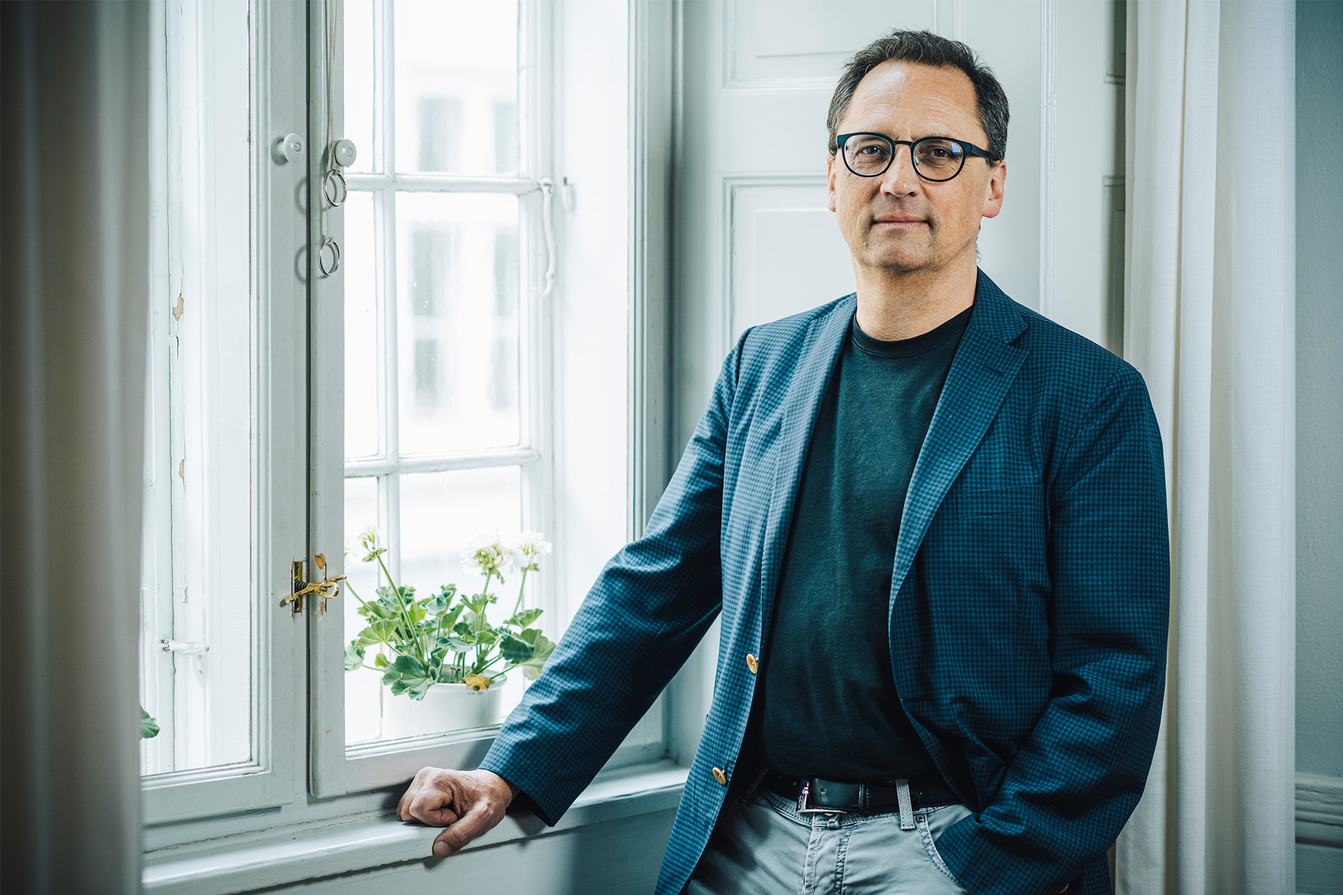 Morten Hesseldahl står foran et vindue