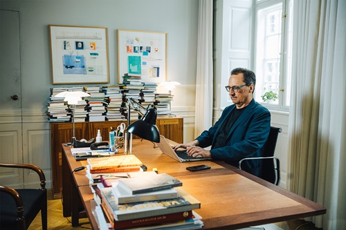 Morten Hesseldahl sidder på sit kontor og arbejder på computeren