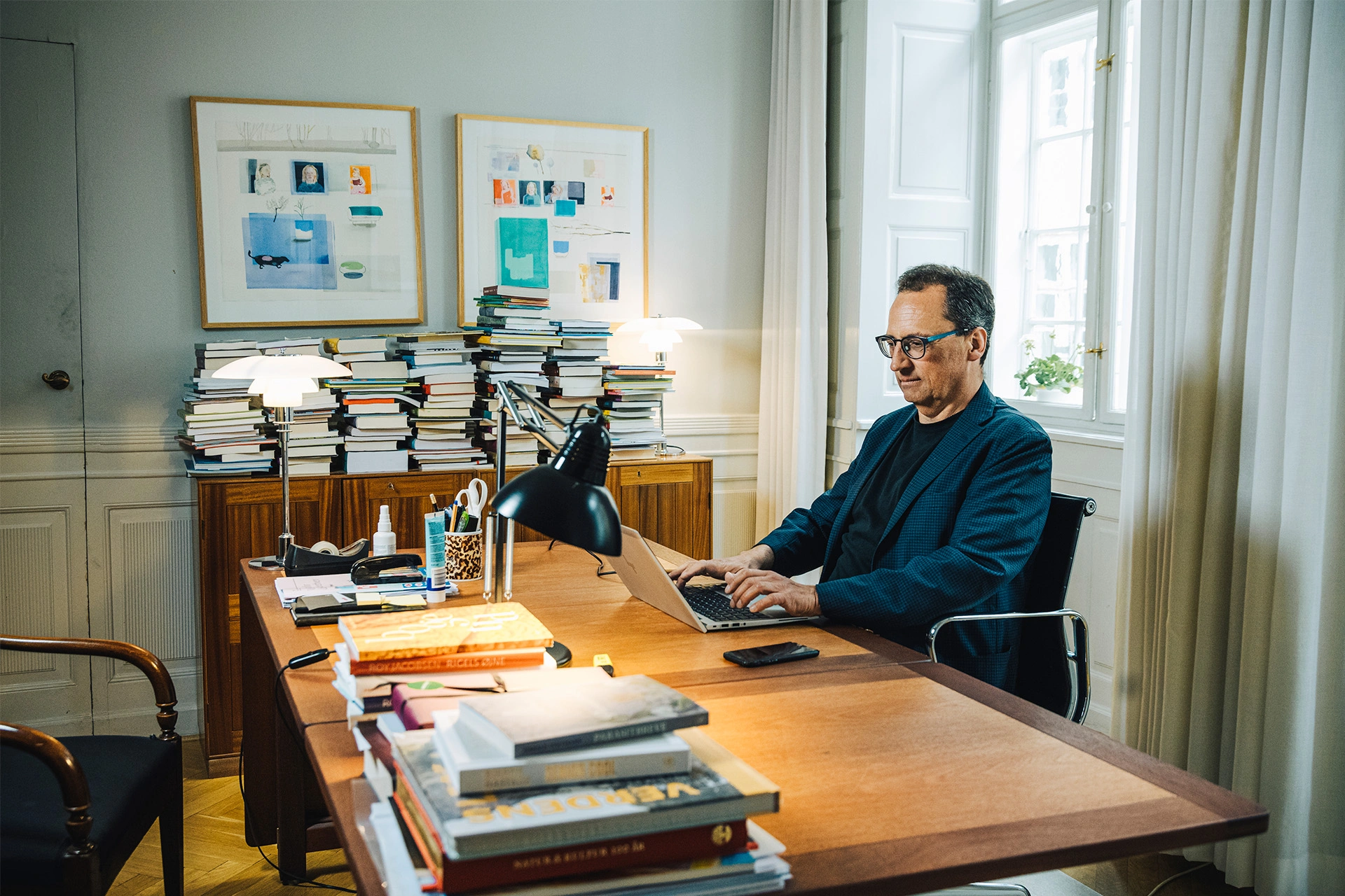 Morten Hesseldahl sidder på sit kontor og arbejder på computeren