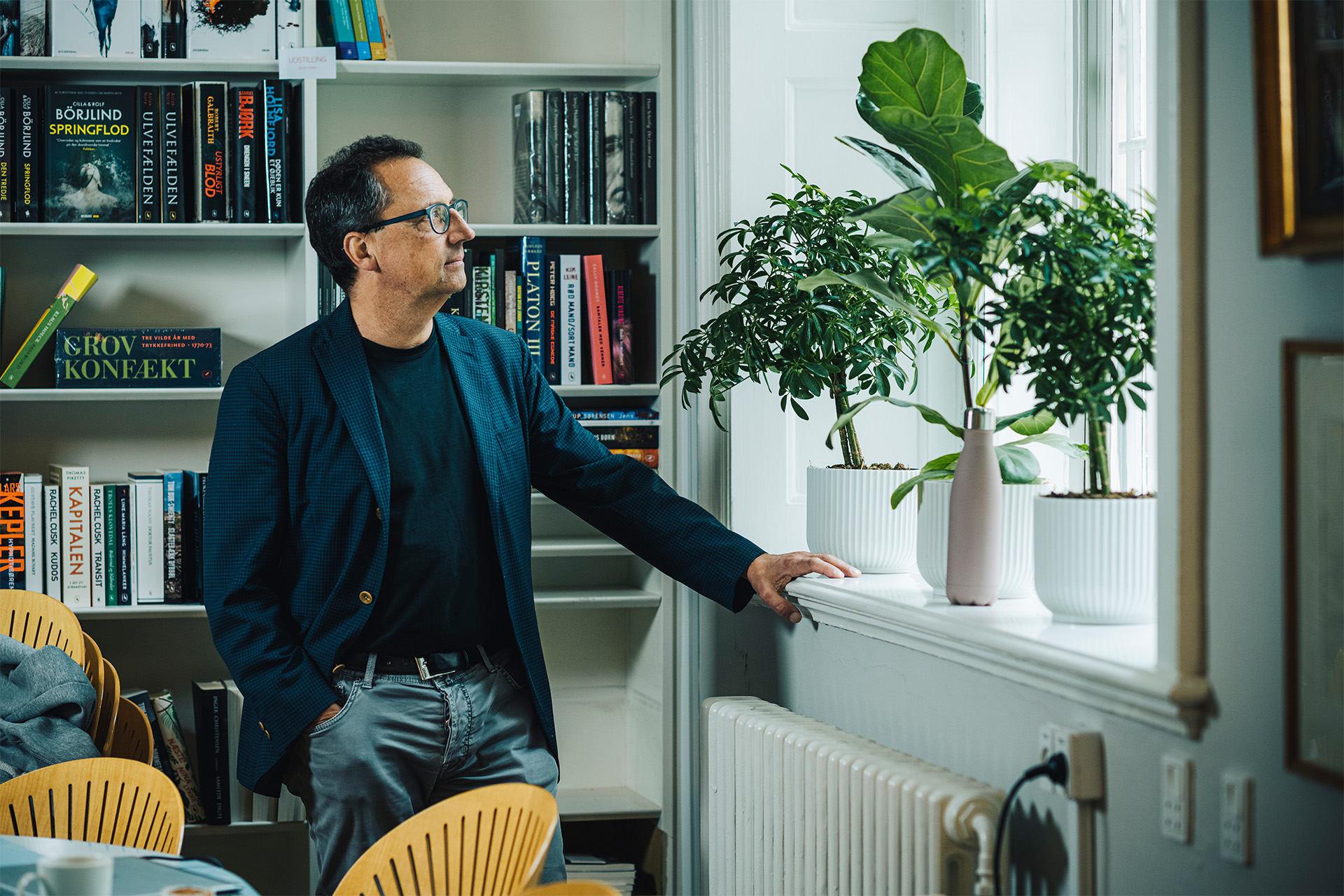 Morten Hesseldahl står og ser ud af et vindue på sit kontor