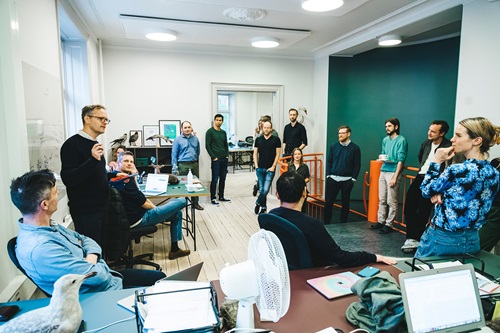 Hos bureauet MUST trækker de hver måned lod om, hvem der skal være chefen