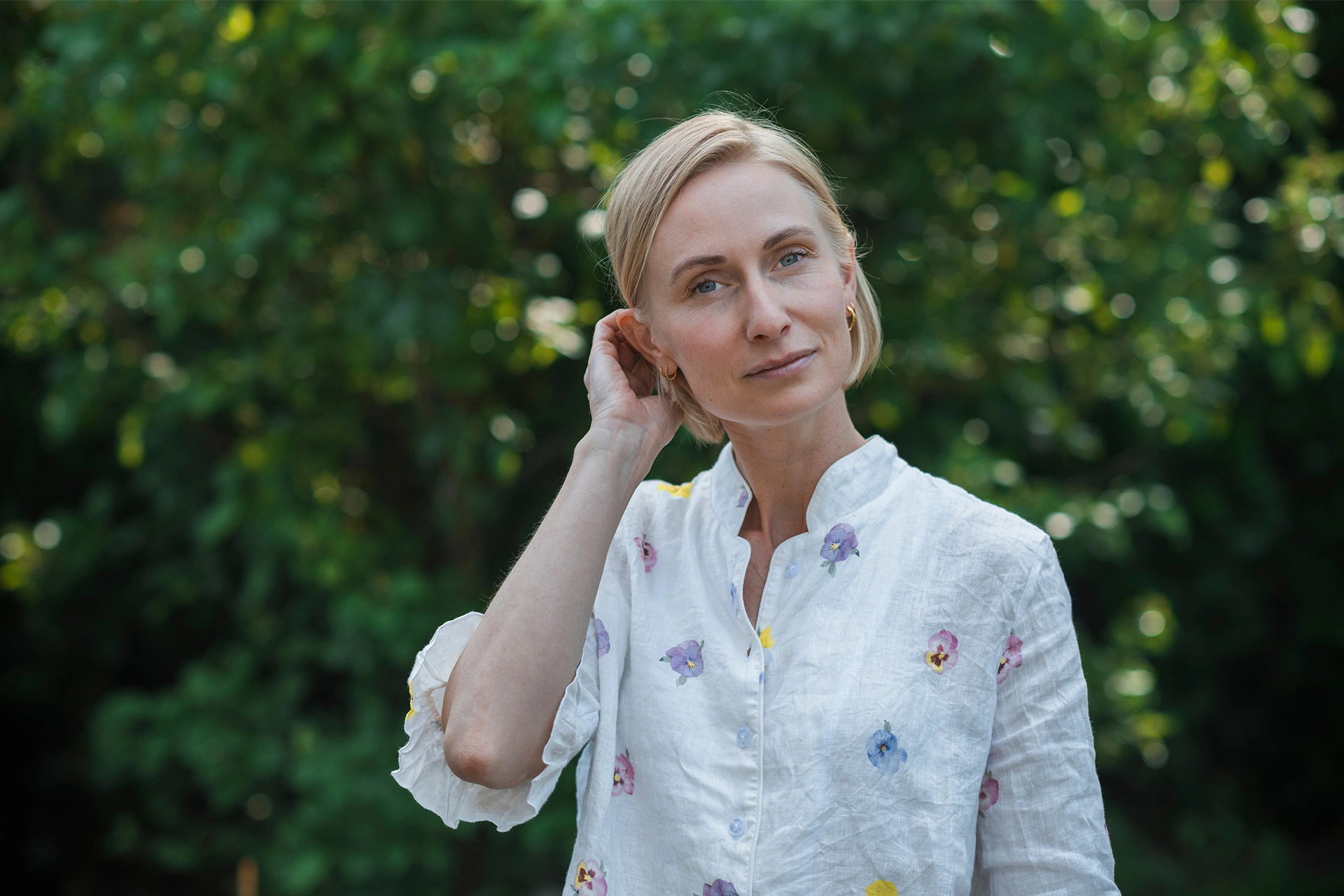 Nanna Schultz udenfor stryger håret bag øret