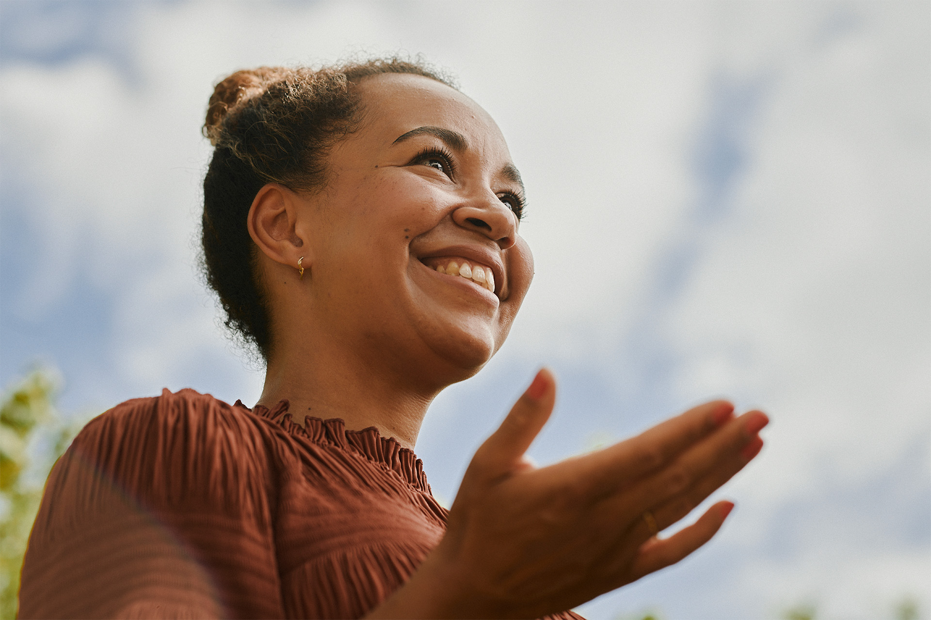 Nanna Vestgård i frøperspektiv smiler