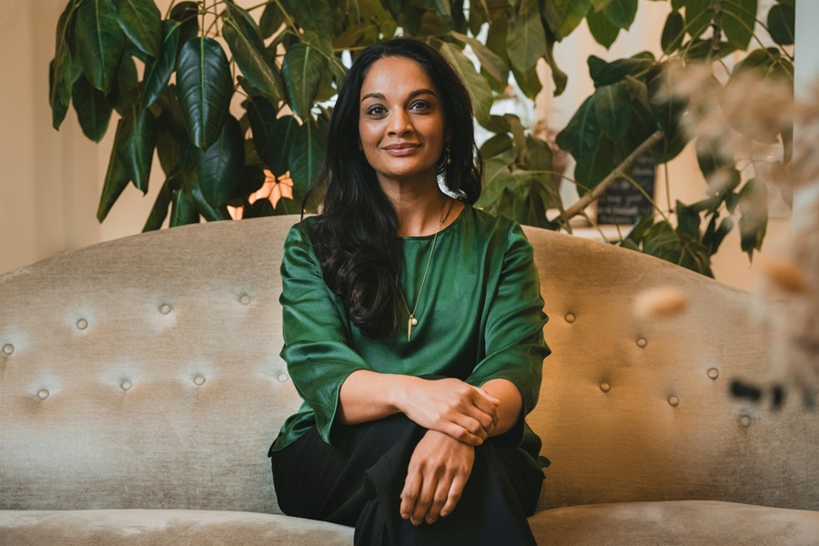 NeelaMariaSris005-1920x1280_landscape-min