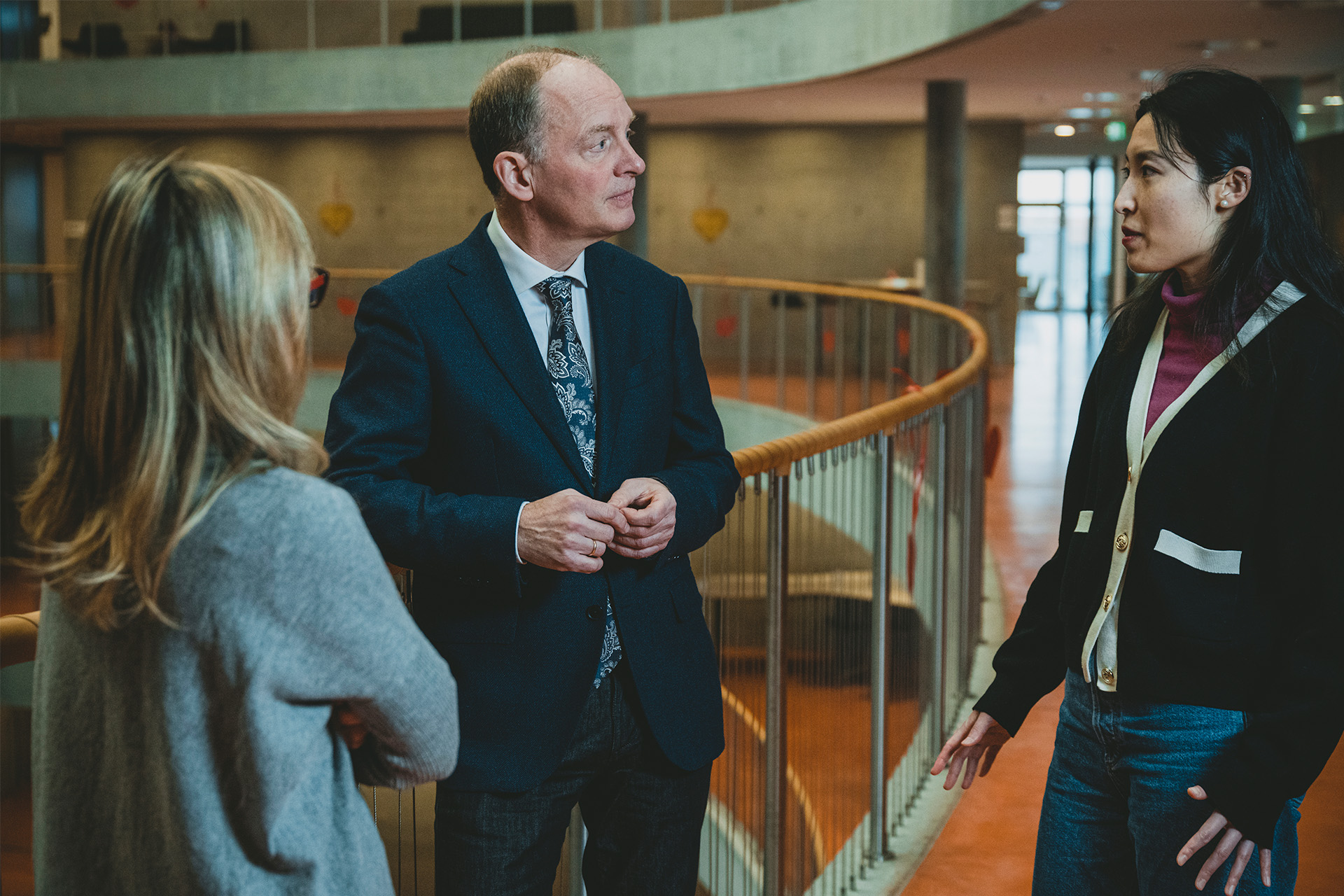 Professor Nicolai Foss står og snakker med to kollegaer