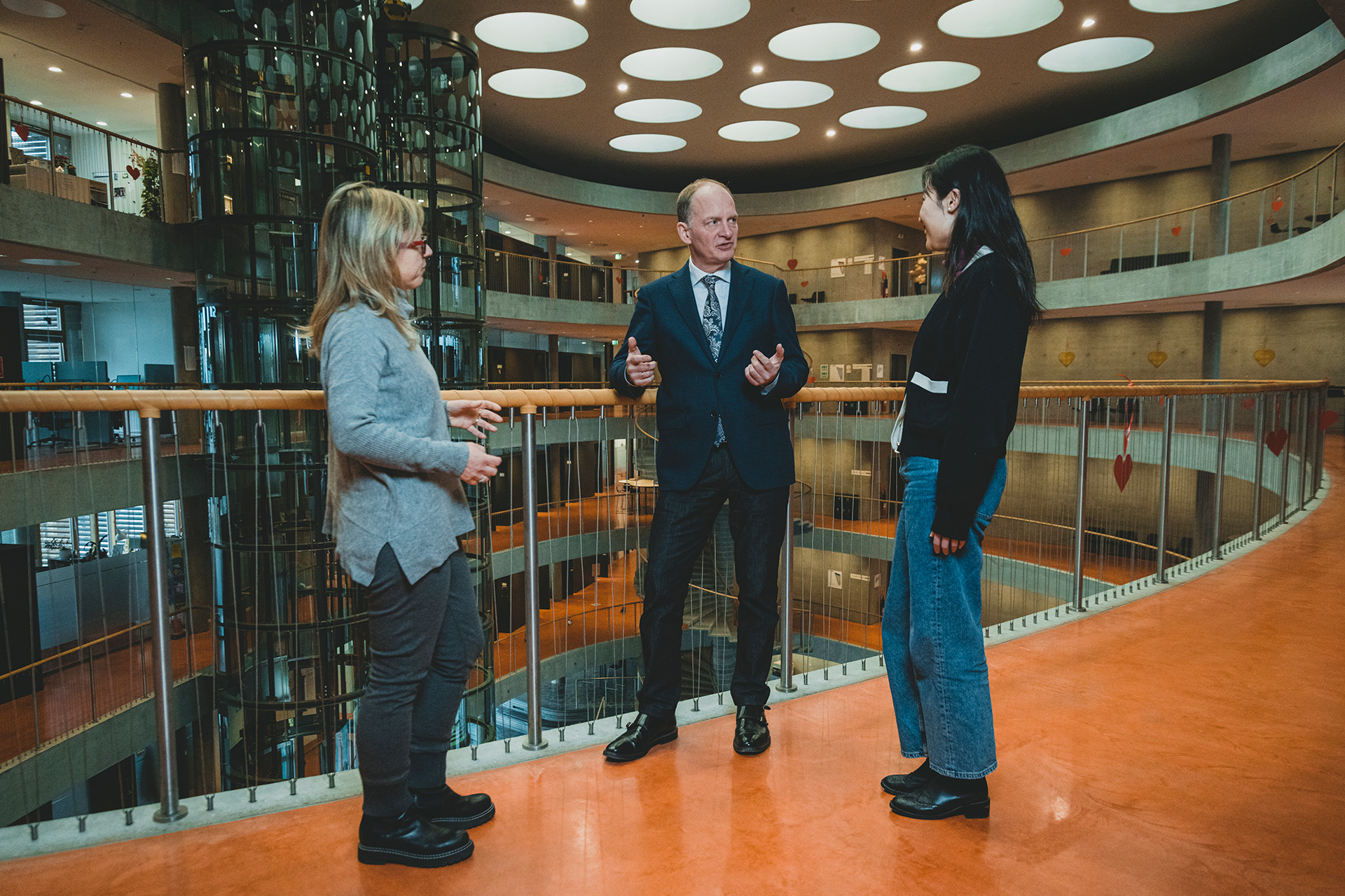 Professor Nicolai Foss snakker med to kvindelige kollegaer