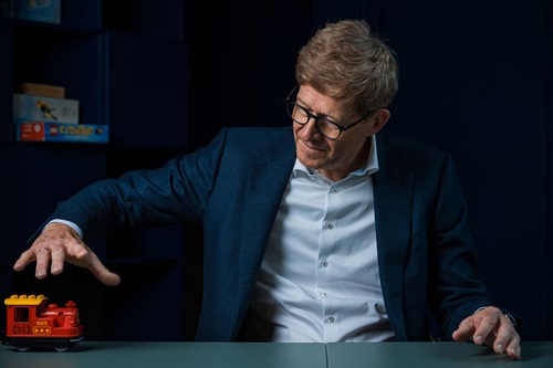 Niels B Christiansen leger med et LEGO tog