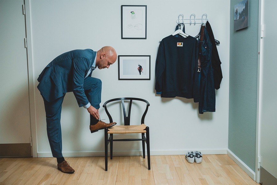 Nikolas Lyhne-Knudsen står i hjemmet og snører sine sko