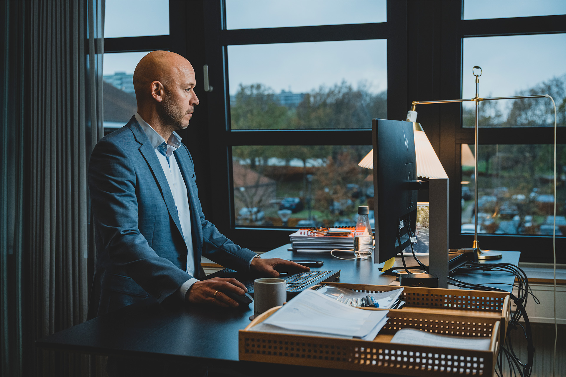 Nikolas Lyhne-Knudsen arbejder ved sit skrivebord