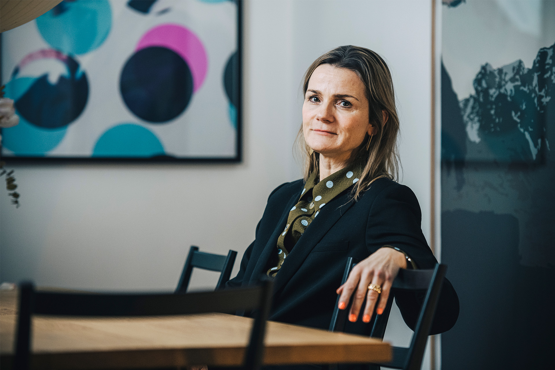 Nille Klæbel sidder ved et spisebord