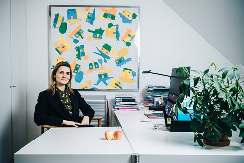 Nille Klæbel sidder ved et skrivebord på sit kontor