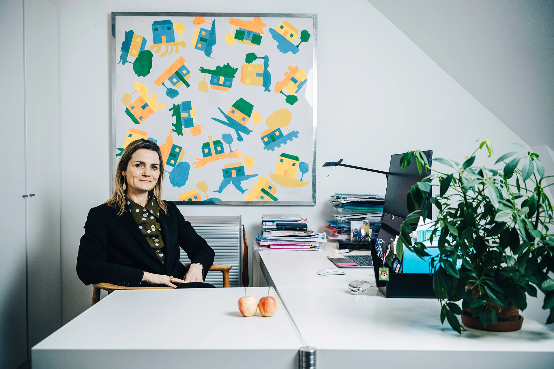 Nille Klæbel sidder ved et skrivebord på sit kontor