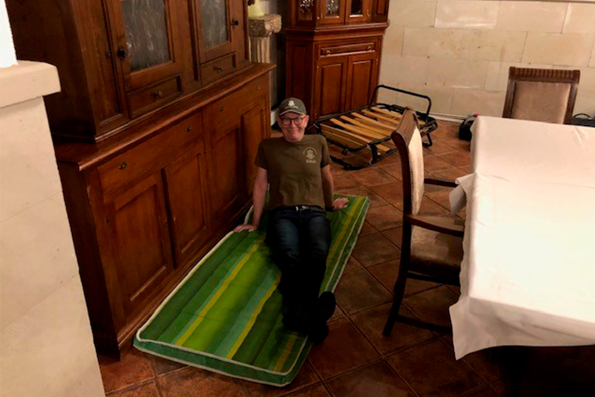 Ole Egberg Mikkelsen ligger på en madras på et gulv