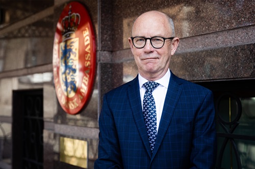 Ole Egberg Mikkelsen foran den danske ambassade i Ukraine