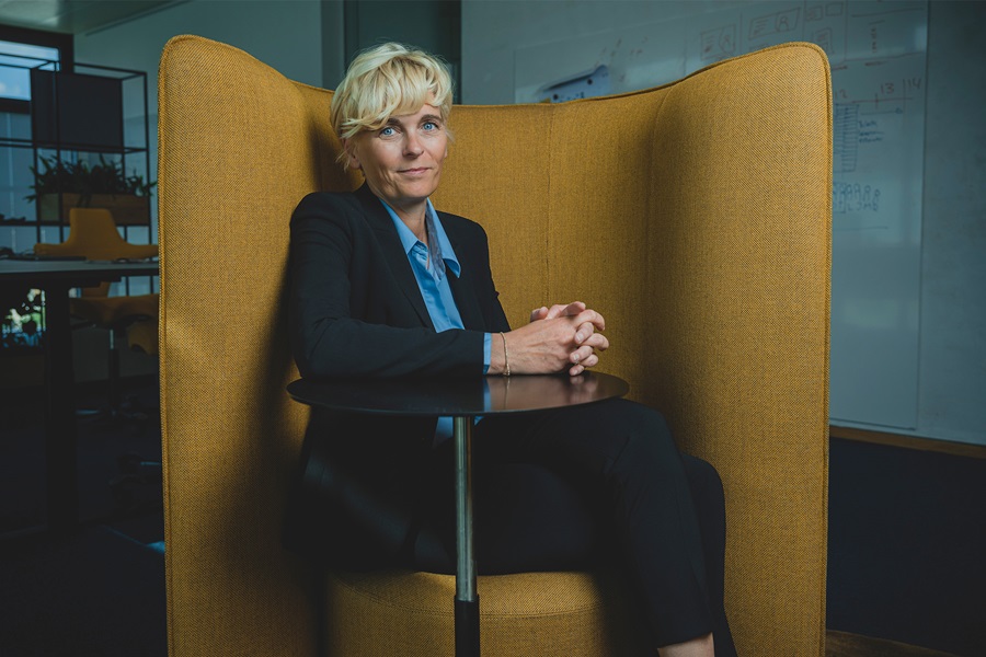 Pernille Sindby sidder i en gul lænestol