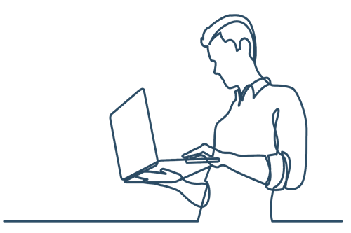 Mand står med computer