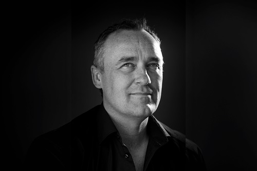 Peter Ingemann står foran en sort baggrund