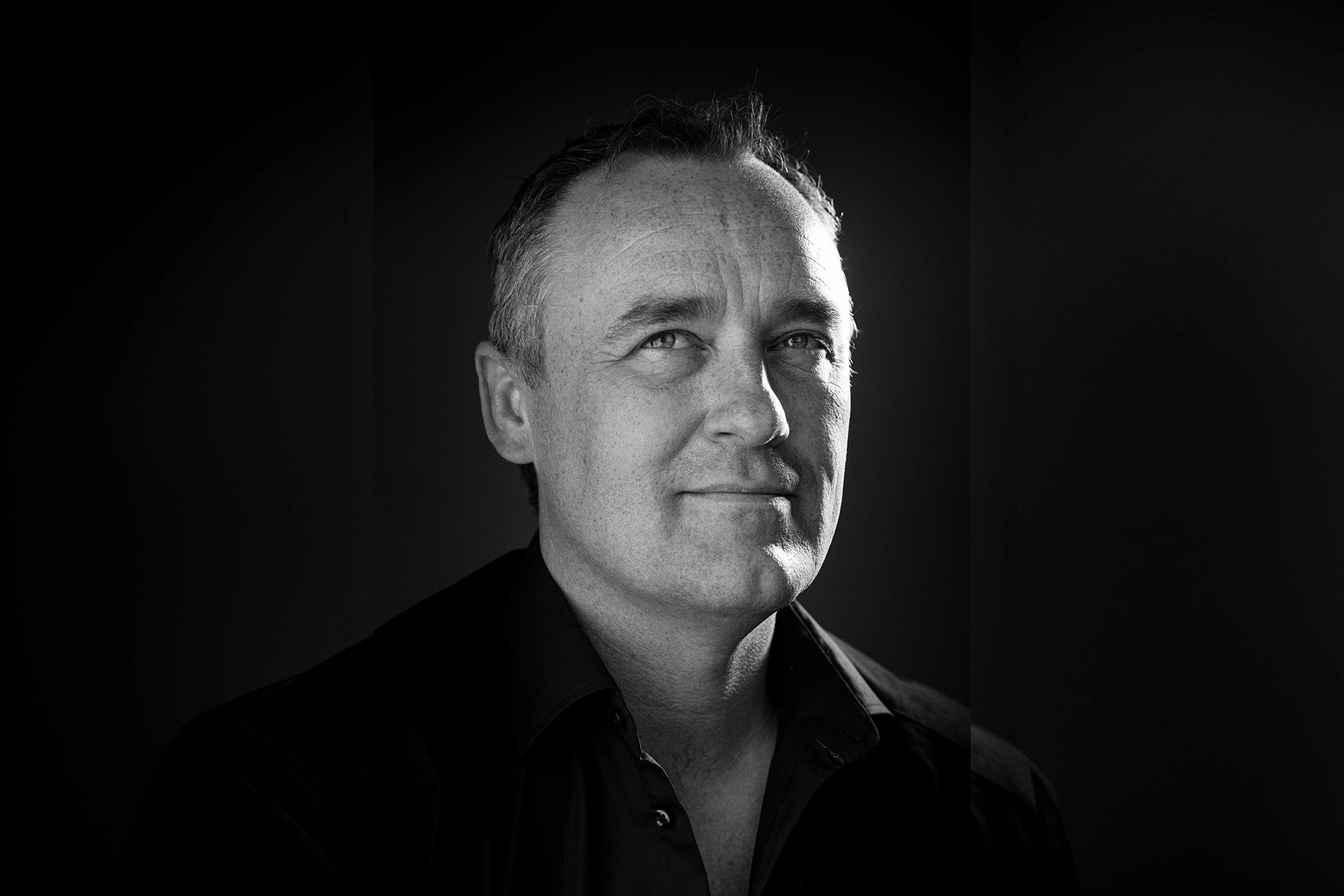 Peter Ingemann står foran en sort baggrund