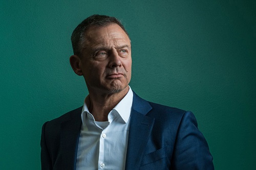 Peter Lauring kigger til siden