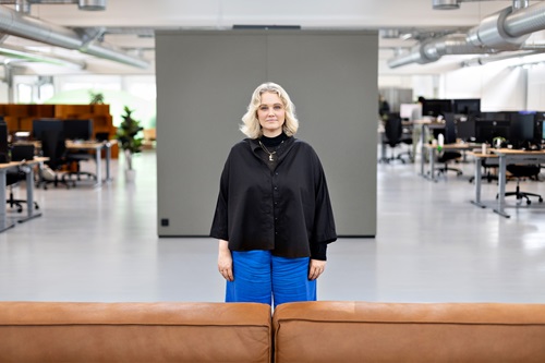 Sara Green står midt i et lokale i virksomheden Pico Publish