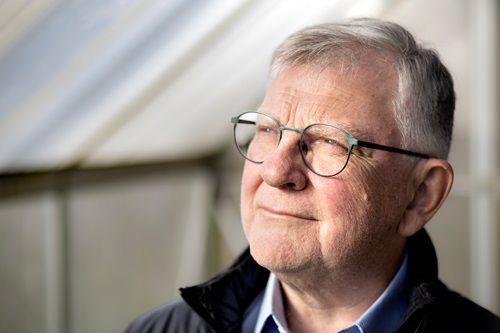 Poul Pedersen kigger ud over sit mejeri