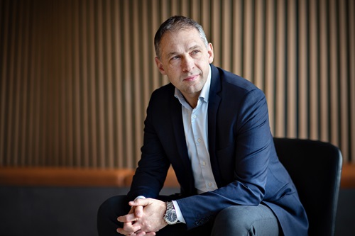 Rami Jensen sidder på en stol