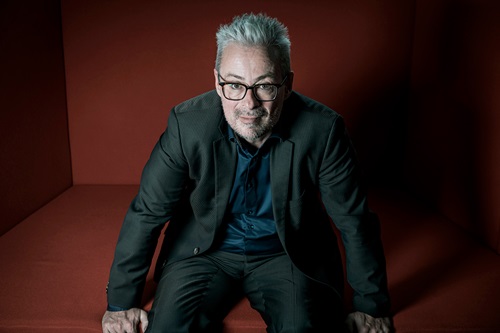 Rane Willerslev sidder i en rød sofa