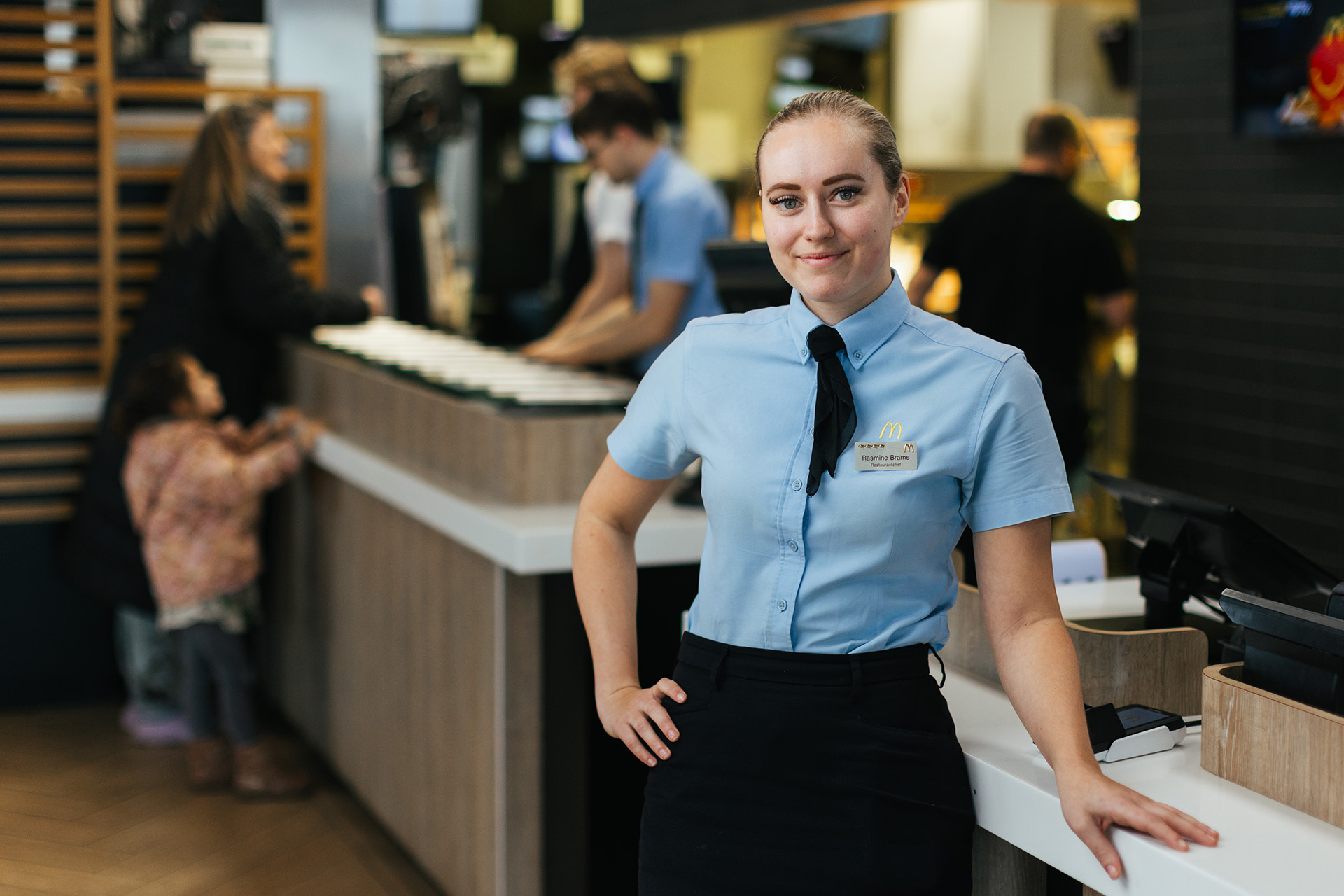 Rasmine Brams står foran skranken