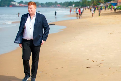 Rasmus Meyer går på stranden