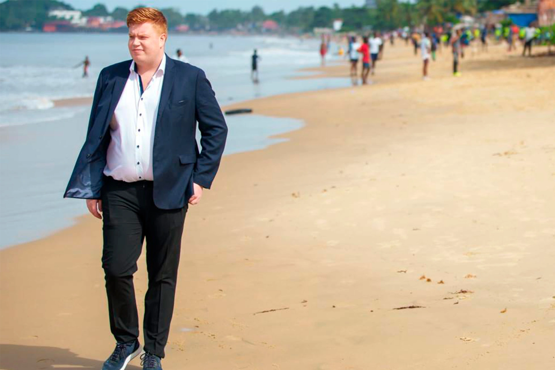 Rasmus Meyer går på stranden