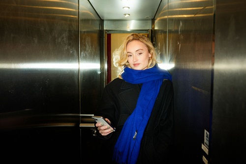 Rebecca Andersen står i en elevator