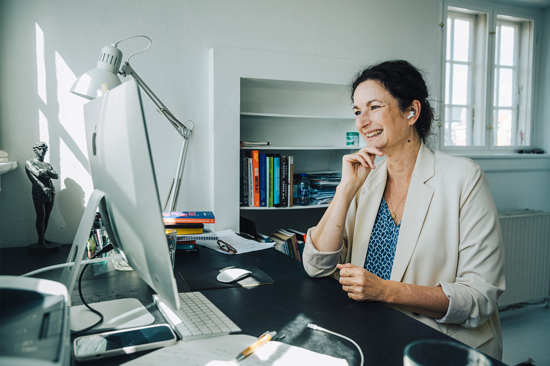 Rie Helmer i møde på hjemmekontoret
