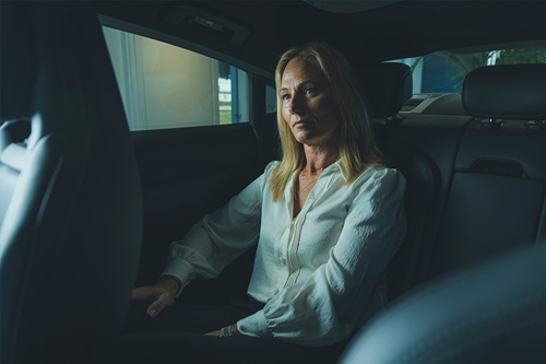 Rikke Hamilton sidder i en Audi