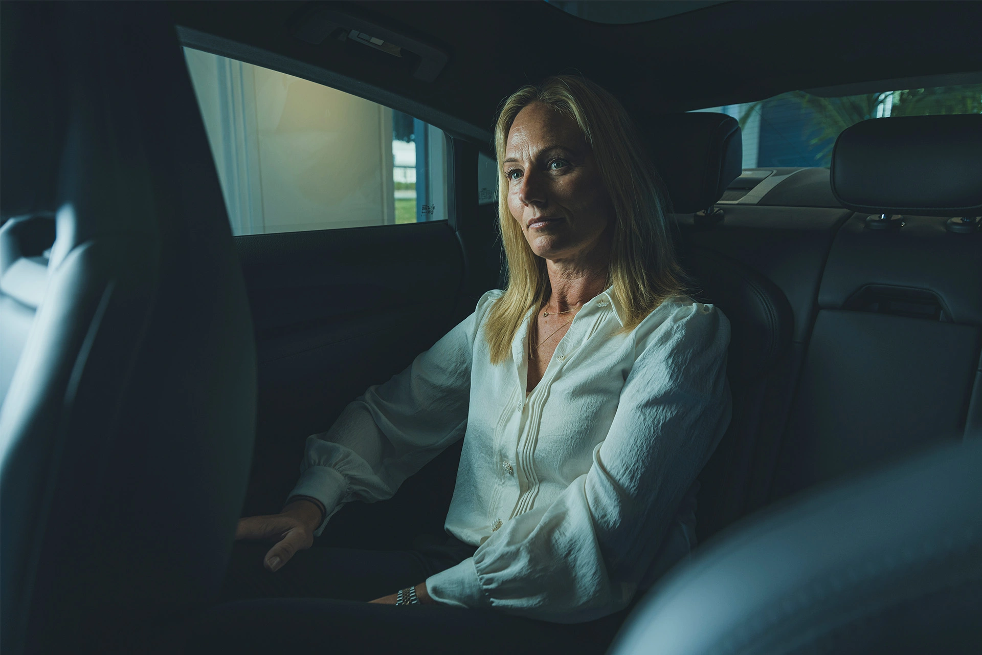 Rikke Hamilton sidder i en Audi