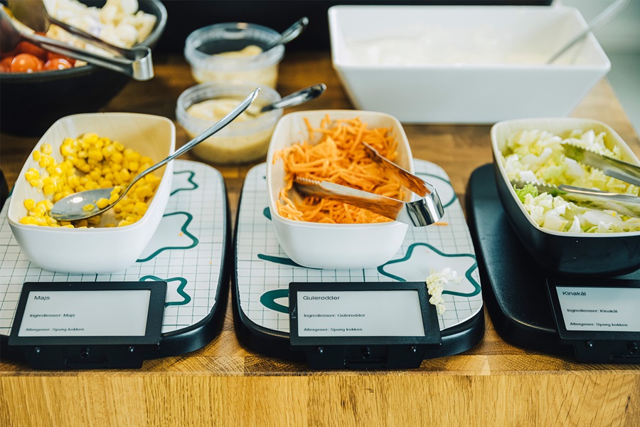 Buffet mad der står på en vægt og vejes