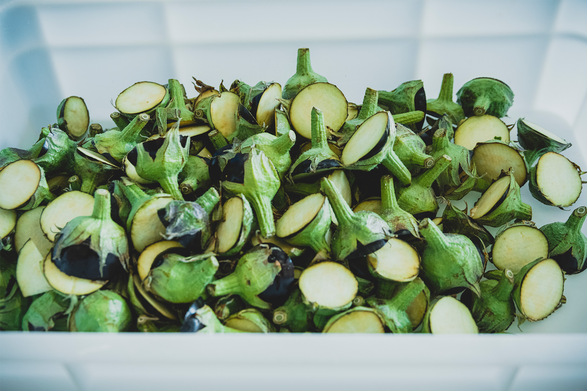 Aubergine toppe der skal genbruges i en anden ret