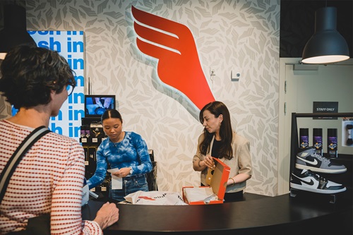 Semanur Kokten står ved kassen og ekspederer en kunde