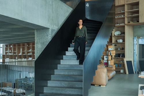 Sheela Søgaard går ned ad en trappe