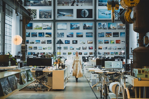 Sheela Søgaard går på kontoret