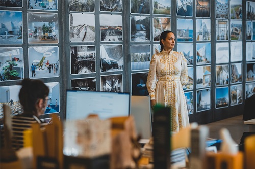 Nomineret til Årets Leder 2022, Sheela Søgaard står og ser ud over kontorlandskabet