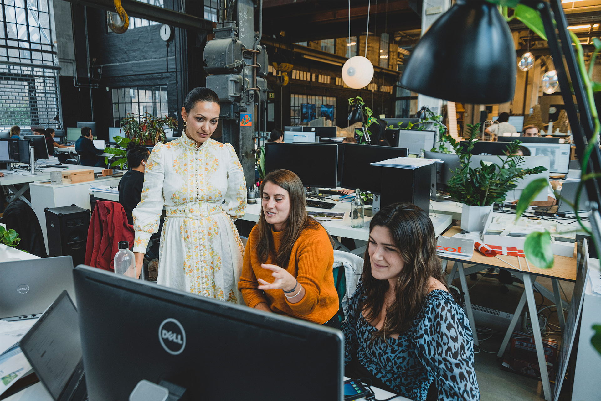 Nomineret til Årets Leder 2022, Sheela Søgaard snakker med medarbejdere på kontoret
