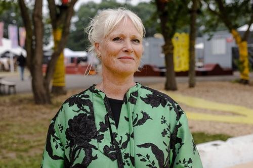 Signe Lopdrup står på Roskilde Festival