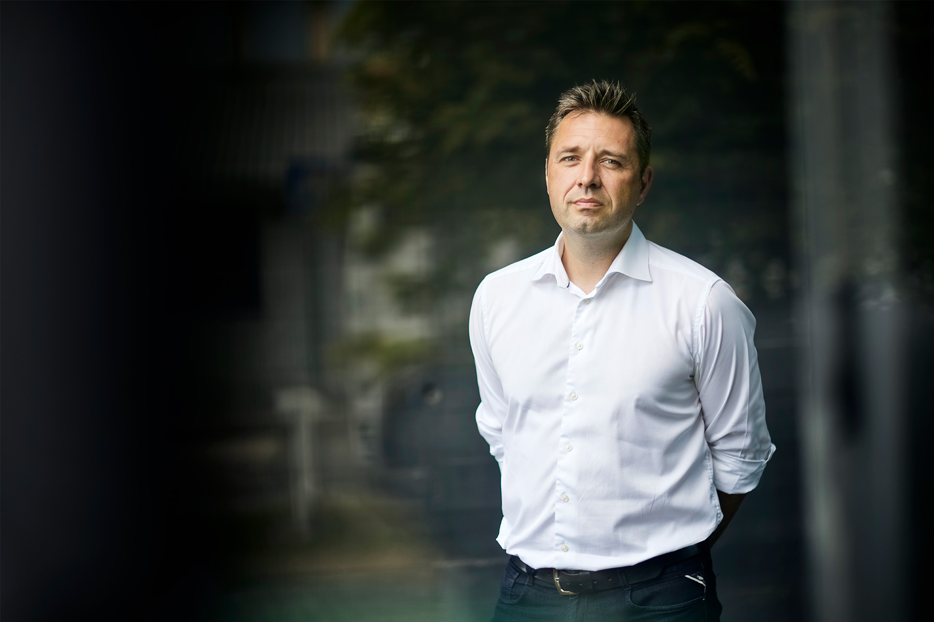 Søren Holm står med armene krydsede bag ryggen